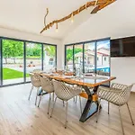 Patria With Media Room, Private Pool, Summer Kitchen, Gym Lovreć