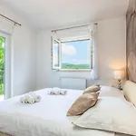 Villa Patria With Media Room, Private Pool, Summer Kitchen, Gym