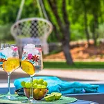 Villa Patria With Media Room, Private Pool, Summer Kitchen, Gym Lovreć