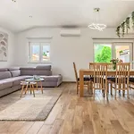 Patria With Media Room, Private Pool, Summer Kitchen, Gym Villa Lovreć