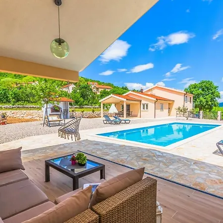 Villa Patria With Media Room, Private Pool, Summer Kitchen, Gym Lovrec