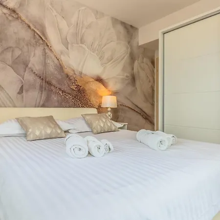Patria With Media Room, Private Pool, Summer Kitchen, Gym Villa *