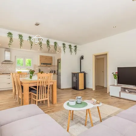 Villa Patria With Media Room, Private Pool, Summer Kitchen, Gym Lovrec