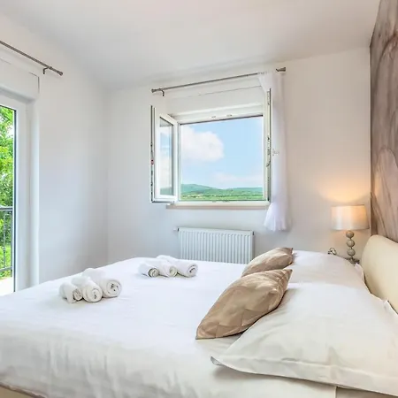 Villa Patria With Media Room, Private Pool, Summer Kitchen, Gym