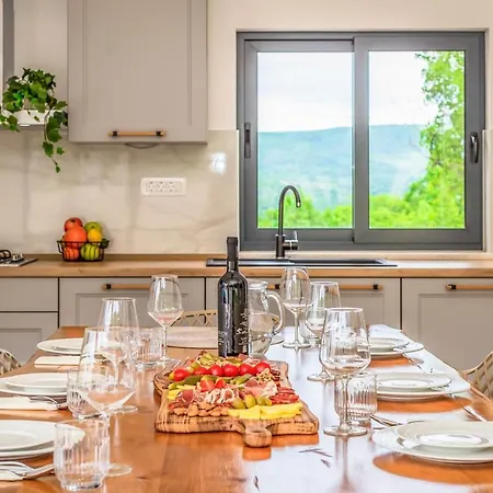 Villa Patria With Media Room, Private Pool, Summer Kitchen, Gym Lovrec