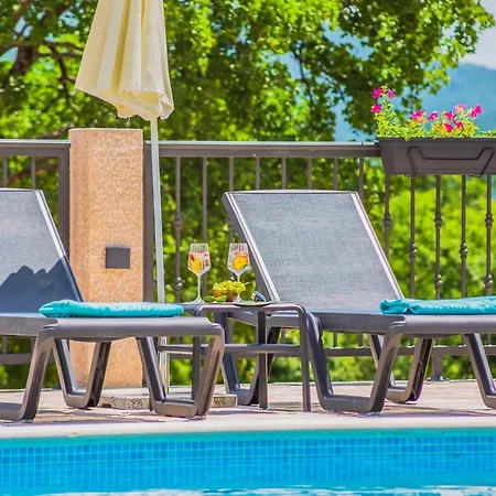 Villa Patria With Media Room, Private Pool, Summer Kitchen, Gym *