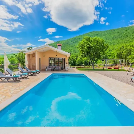 Villa Patria With Media Room, Private Pool, Summer Kitchen, Gym
