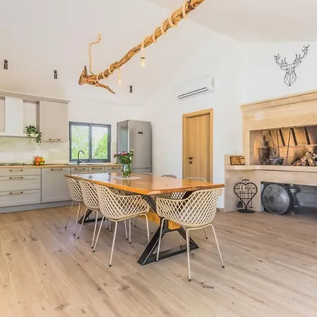 Patria With Media Room, Private Pool, Summer Kitchen, Gym Villa *