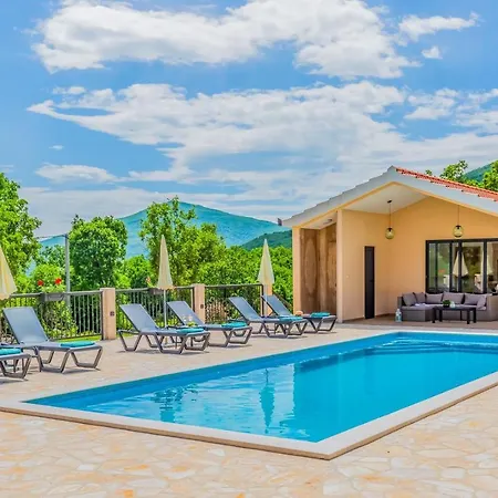 Patria With Media Room, Private Pool, Summer Kitchen, Gym Villa Lovrec