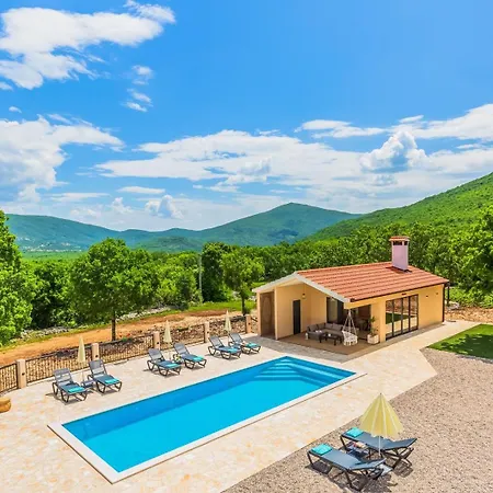 Villa Patria With Media Room, Private Pool, Summer Kitchen, Gym Lovrec